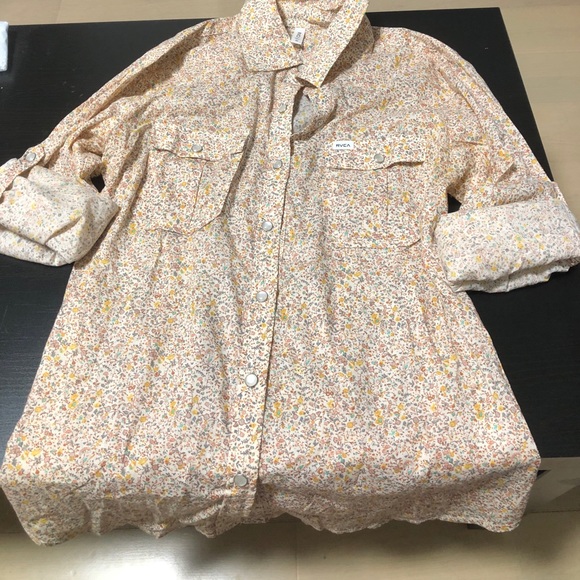 RVCA Tops - RVCA button up top